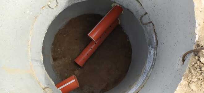 Установка трубы канализации в колодец