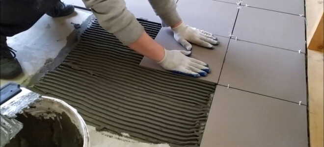 Как клеить плитку на клей?