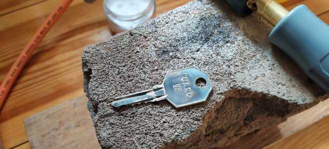 Как спаять дверной ключ газовой горелкой?