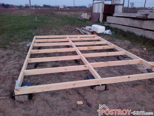 Деревянный каркас нижней обвязки сарая