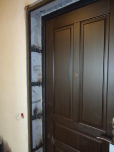 металлическая рама для  установки двери
