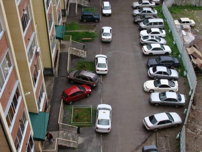 Можно ли ставить машину под окнами жилого дома