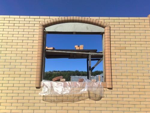 Зажим арки кирпичом