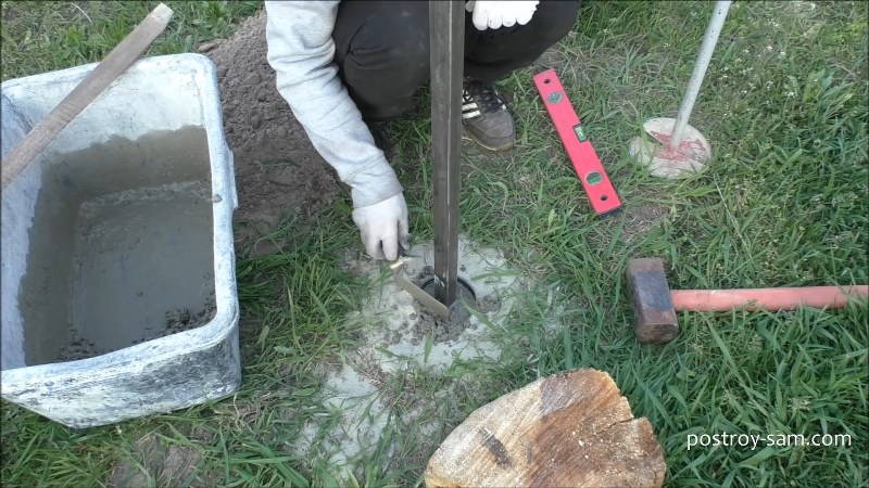 Бетонирование столбиков для уличной вешалки