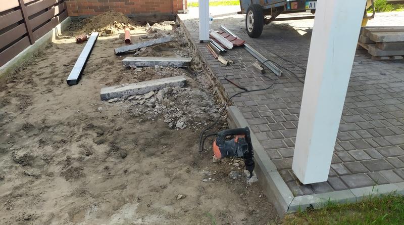 Демонтаж тротуарного бордюра на частном дворе