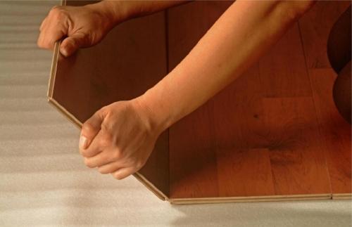 Как постелить ламинат на деревянный пол?