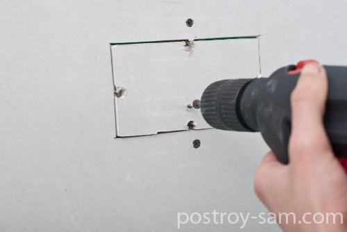 Прикручиваем латку саморезами