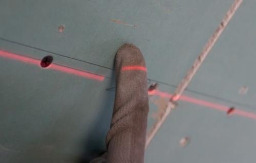Как поставить метки для монтажа потолка?