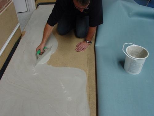 Нанесение клея