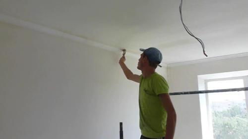 Потолок грунтуется