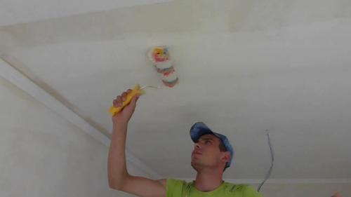 Наносим клей на потолок