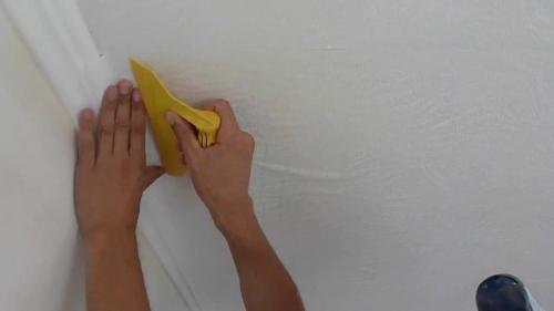 Разглаживаем обои на потолке