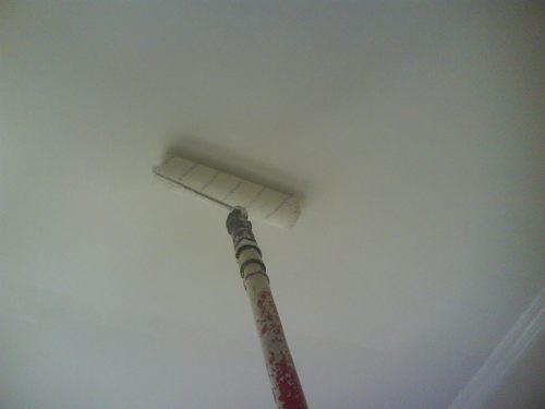 Покраска обоев на потолке