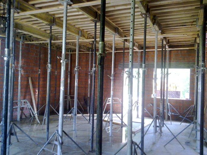 Установка опалубки для монолитной плиты