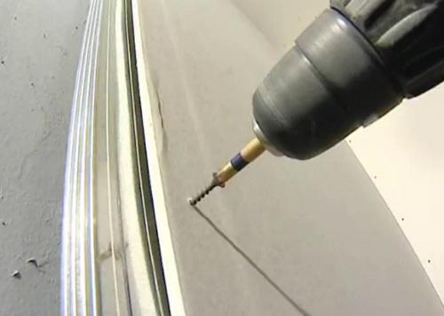 Как правильно прикрепить гипсокартон к стене или потолку?