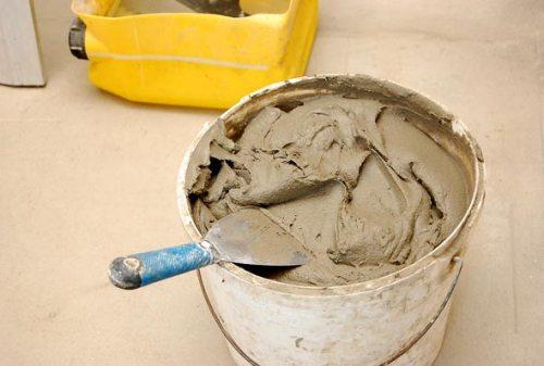 Приготовление клея для плитки