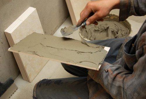 Нанесение клея на керамическую плитку обычным шпателем