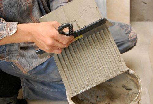 Делаем борозды зубчатым шпателем