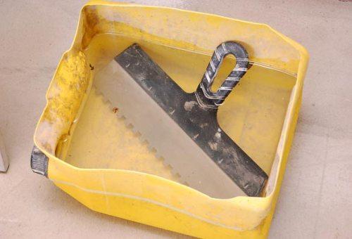 Зубчатый шпатель должен быть постоянно в воде