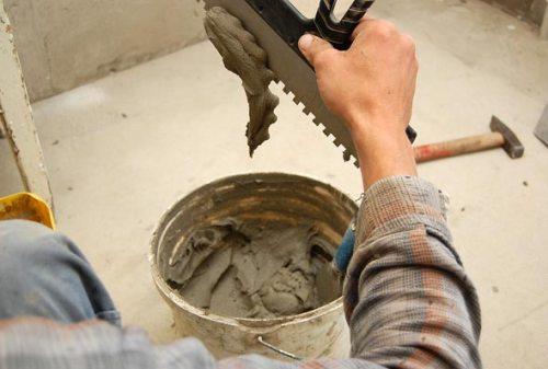 Излишки клея выбрасываем в ведро