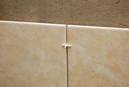 Устанавливаем крестики в швы между плитками