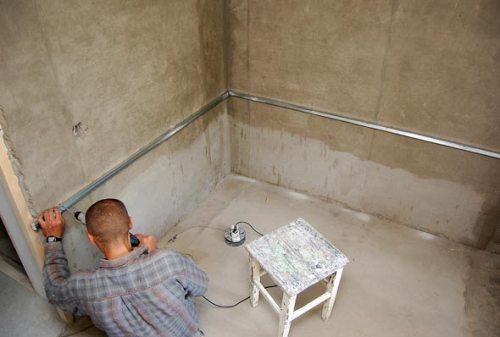 Крепим профиль для первого ряда плитки