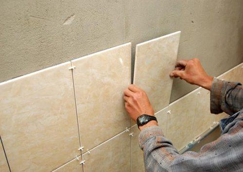 Укладка керамической плитки на стену