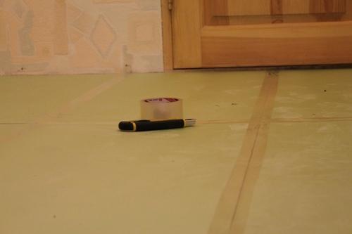 Фиксируем подложку под ламинат