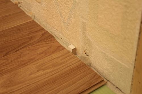 Зазор между стеной и ламинатом
