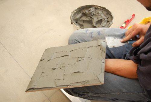 Наносим клей на плитку