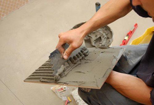 Разравниваем клей зубчатым шпателем