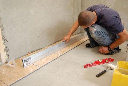 Кладем первый ряд плитки