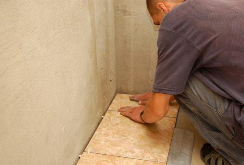 Укладка плитки возле стены