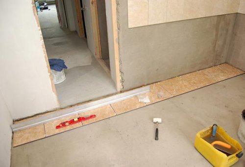 Первый ряд плитки готов