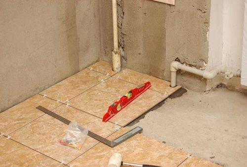 Кладка плитки возле труб