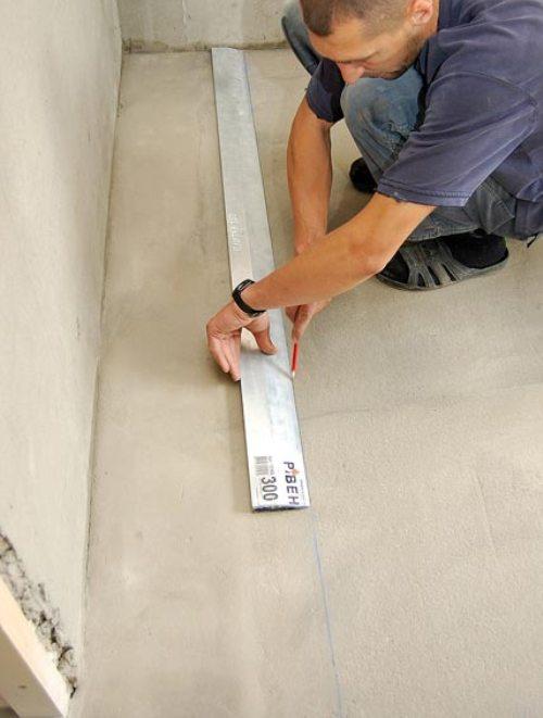 Размечаем пол для укладки плитки