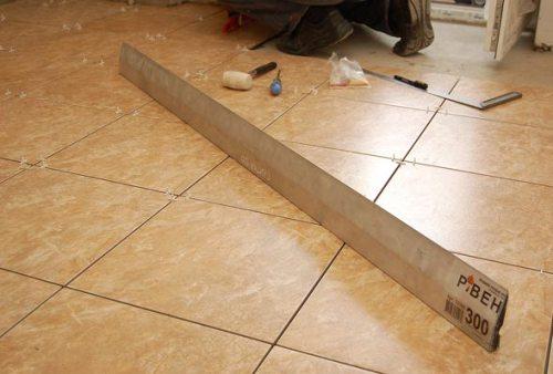 Укладка плитки на пол