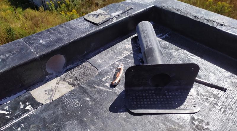 Установка водостоков на плоской кровле из рубероида