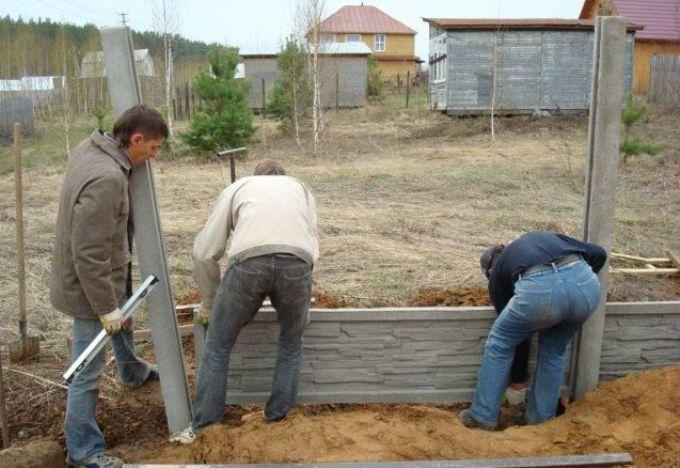 Установка секций забора