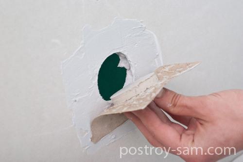 Устанавливаем латку в отверстие